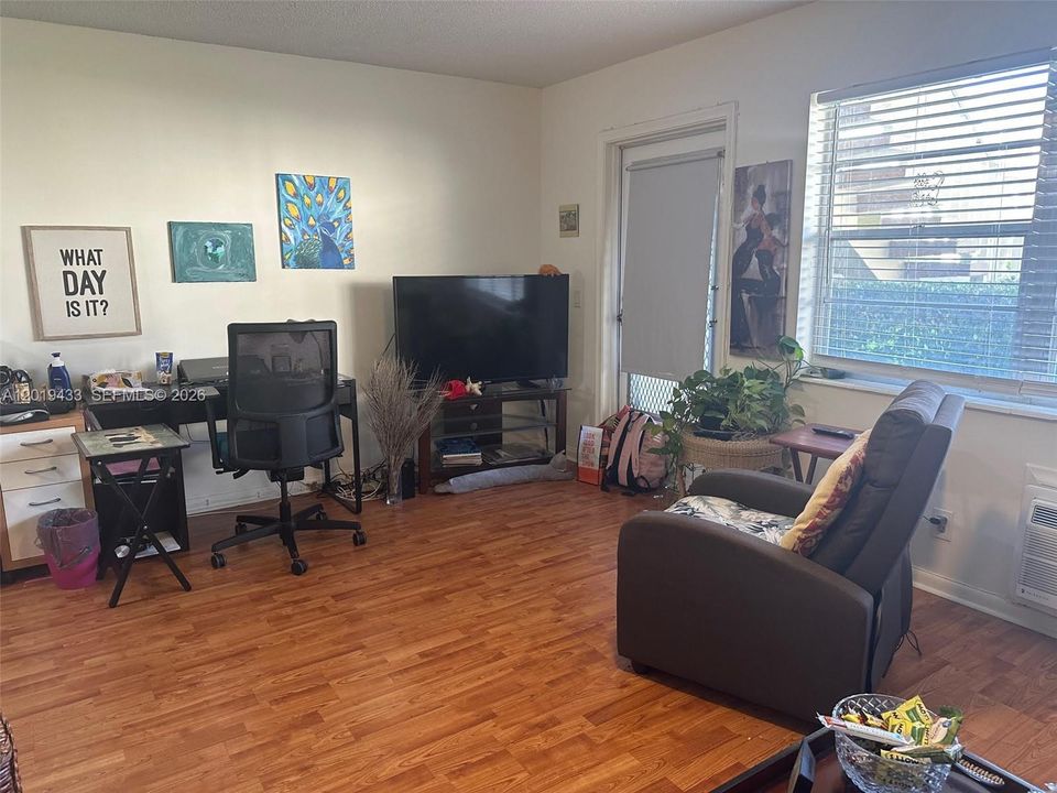 For Sale: $79,000 (1 beds, 1 baths, 646 Square Feet)
