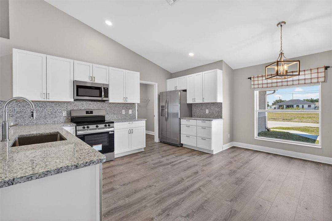 Large Eat-In Kitchen