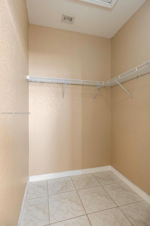 Activo con contrato: $2,650 (3 camas, 2 baños, 1416 Pies cuadrados)