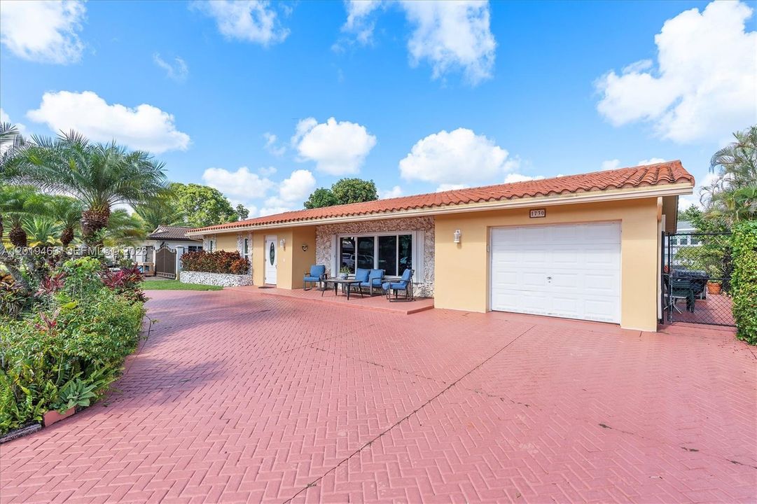 For Sale: $675,000 (4 beds, 2 baths, 1822 Square Feet)