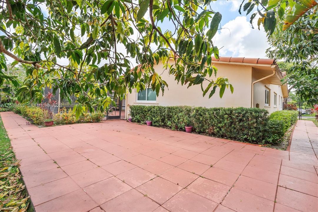 For Sale: $675,000 (4 beds, 2 baths, 1822 Square Feet)
