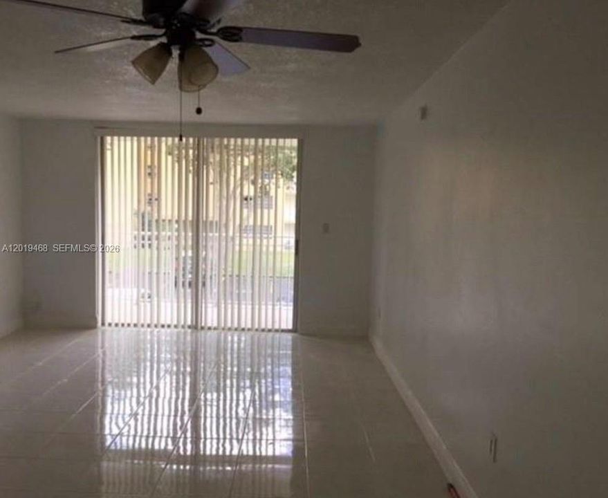 Active With Contract: $1,800 (1 beds, 1 baths, 870 Square Feet)