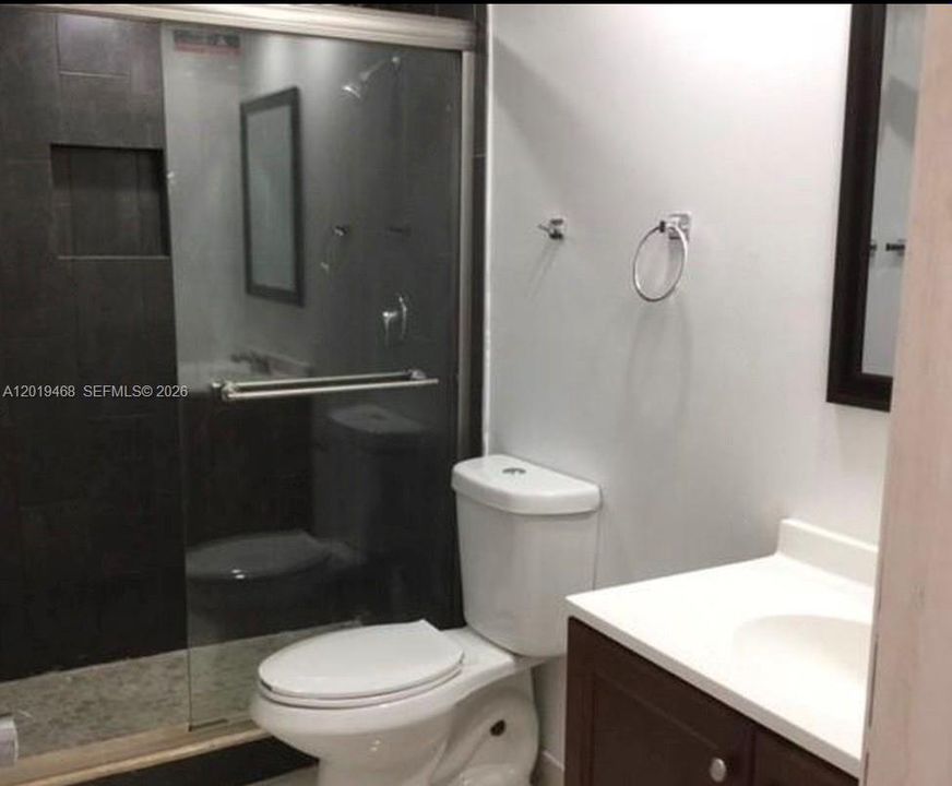 Active With Contract: $1,800 (1 beds, 1 baths, 870 Square Feet)