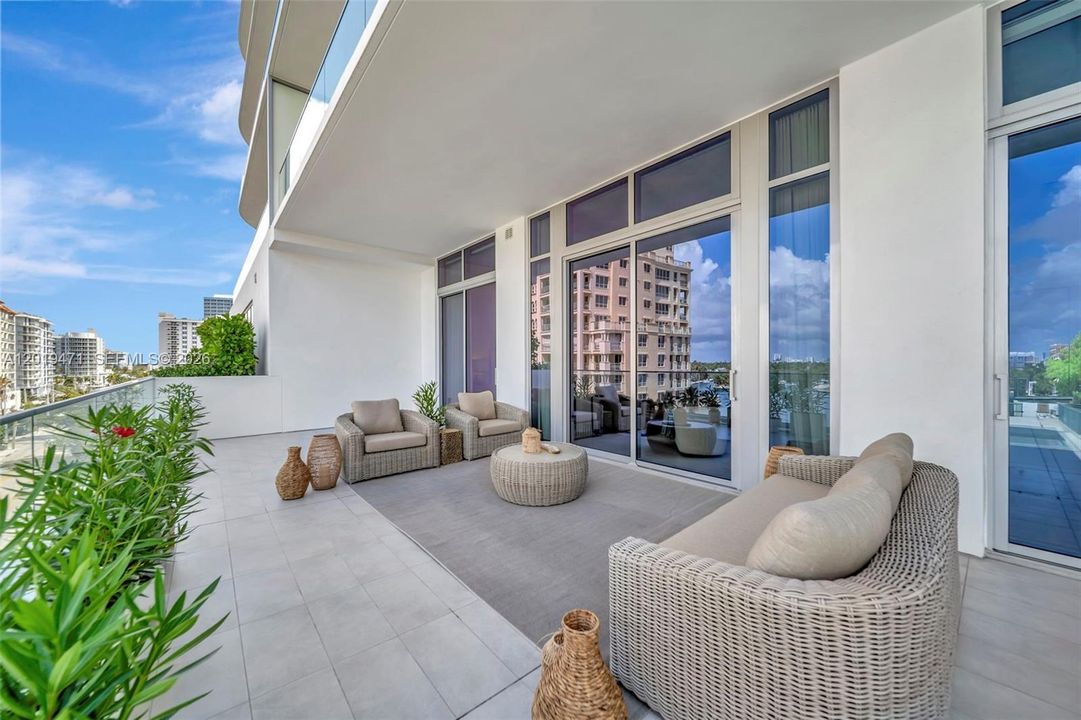 For Sale: $2,000,000 (2 beds, 2 baths, 1420 Square Feet)