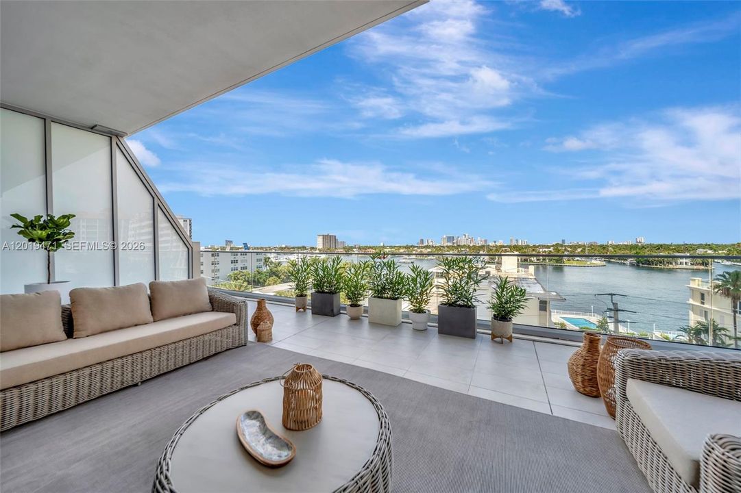 For Sale: $2,000,000 (2 beds, 2 baths, 1420 Square Feet)