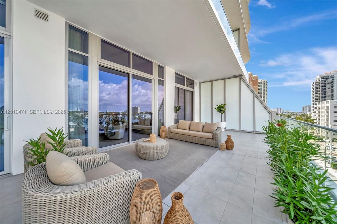 For Sale: $2,000,000 (2 beds, 2 baths, 1420 Square Feet)