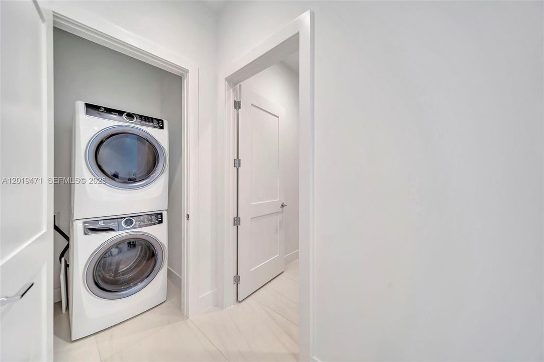 For Sale: $2,000,000 (2 beds, 2 baths, 1420 Square Feet)