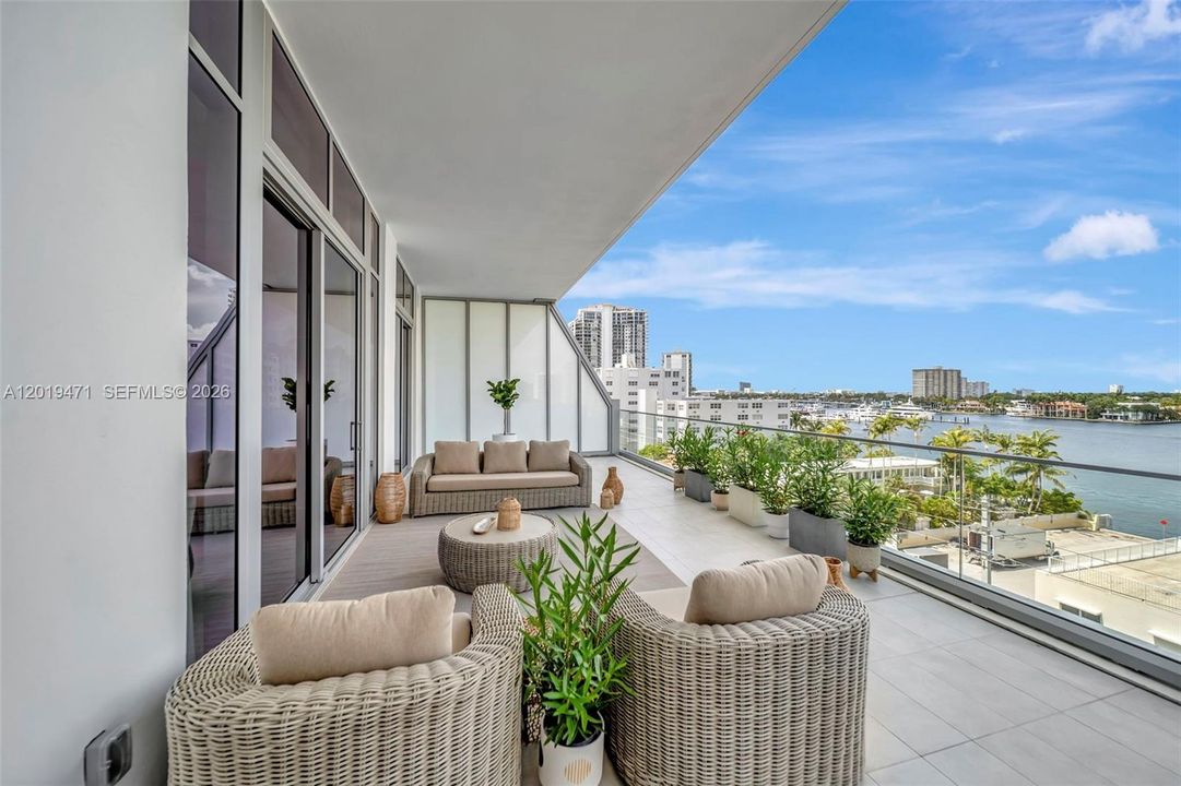 For Sale: $2,000,000 (2 beds, 2 baths, 1420 Square Feet)