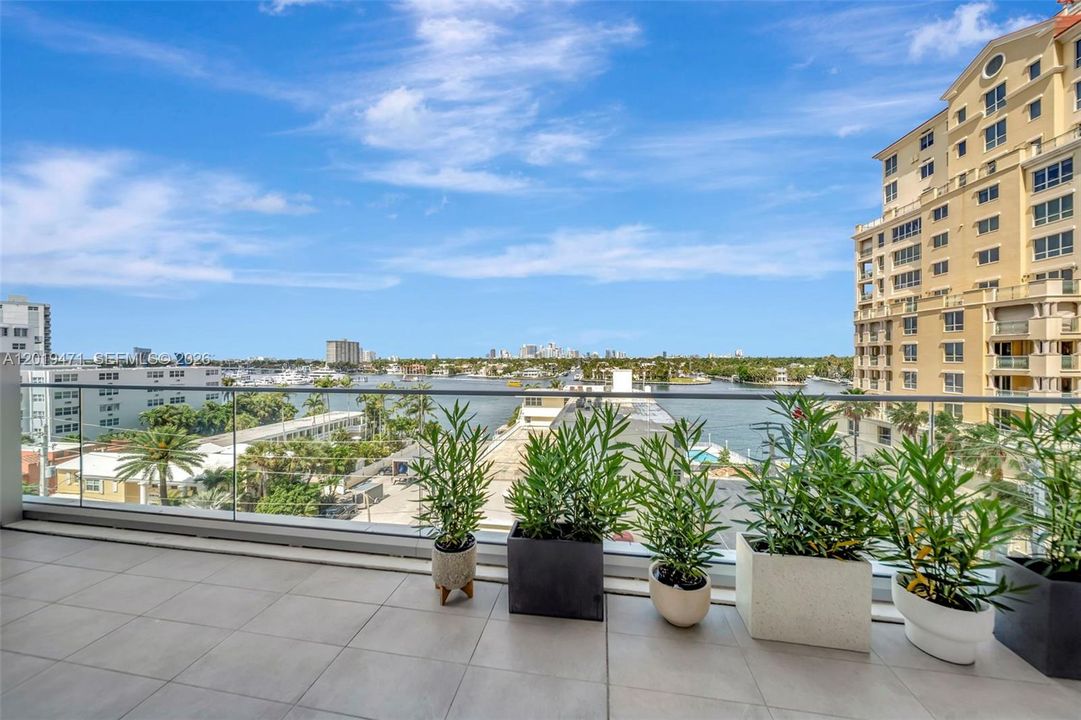 For Sale: $2,000,000 (2 beds, 2 baths, 1420 Square Feet)