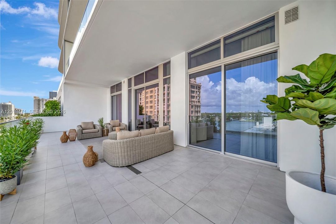 For Sale: $2,000,000 (2 beds, 2 baths, 1420 Square Feet)