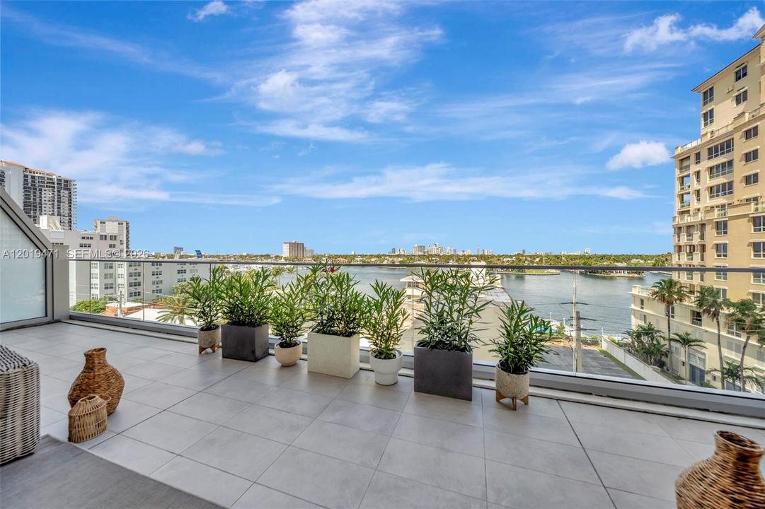 For Sale: $2,000,000 (2 beds, 2 baths, 1420 Square Feet)