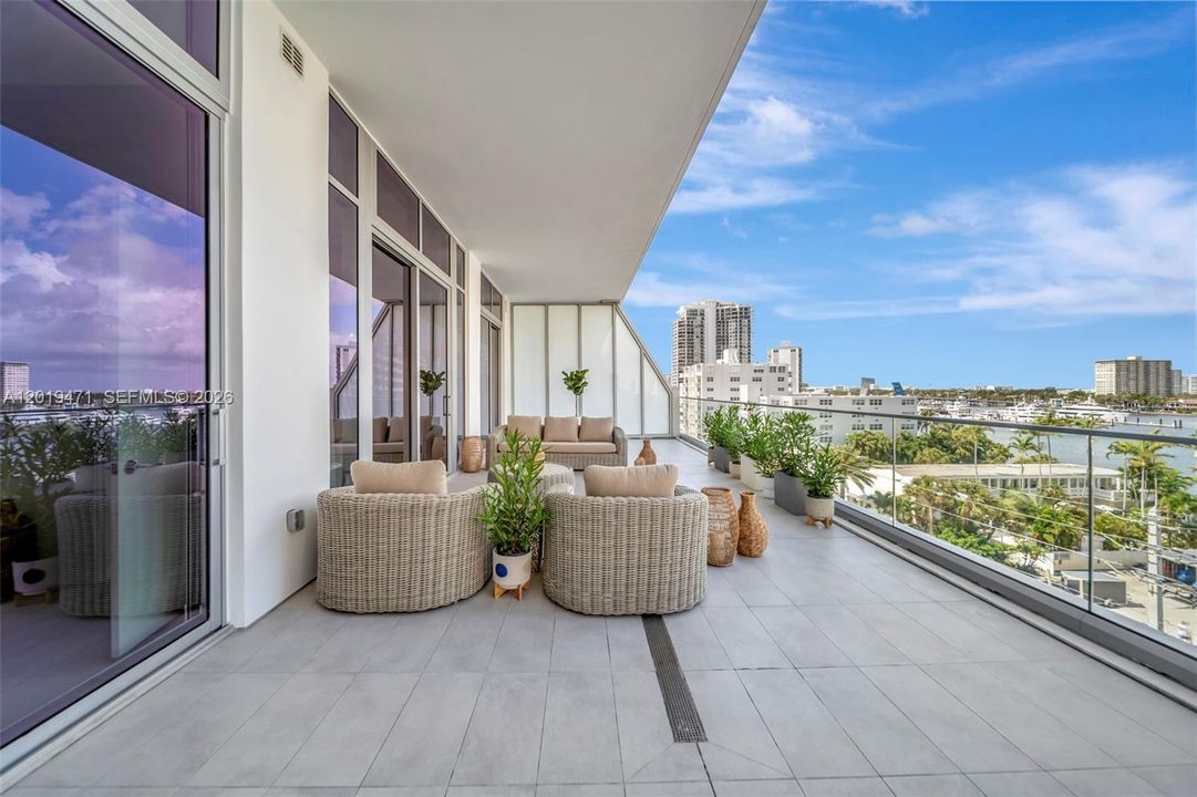 For Sale: $2,000,000 (2 beds, 2 baths, 1420 Square Feet)