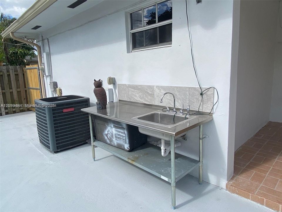 For Rent: $3,500 (3 beds, 2 baths, 1971 Square Feet)