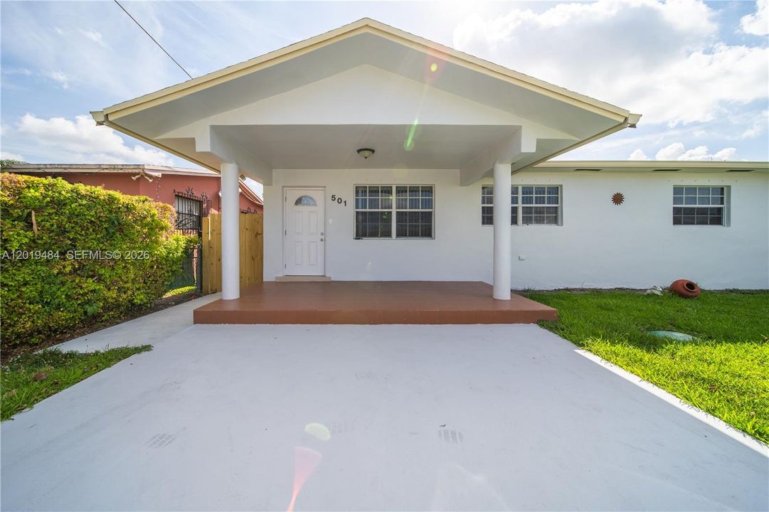 For Rent: $3,500 (3 beds, 2 baths, 1971 Square Feet)