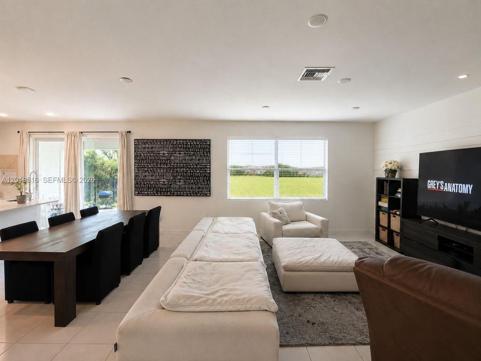 For Rent: $4,100 (4 beds, 3 baths, 2615 Square Feet)