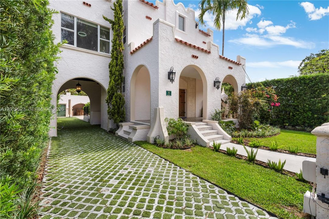 For Sale: $1,800,000 (3 beds, 2 baths, 2006 Square Feet)