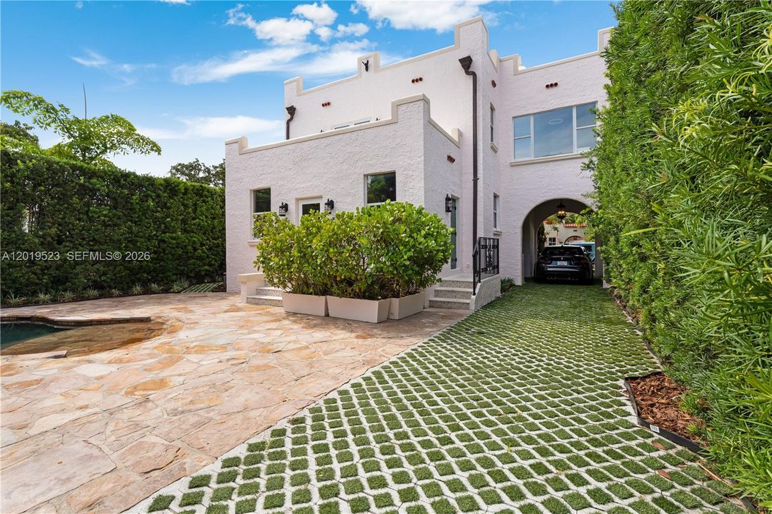 For Sale: $1,800,000 (3 beds, 2 baths, 2006 Square Feet)