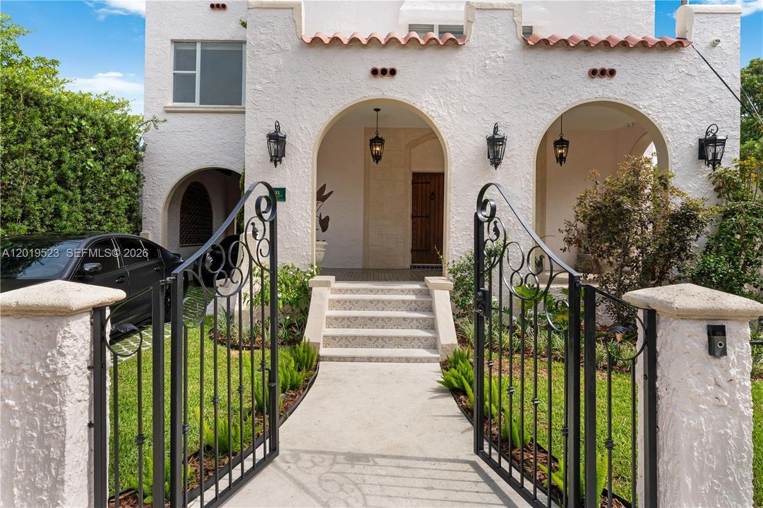 For Sale: $1,800,000 (3 beds, 2 baths, 2006 Square Feet)