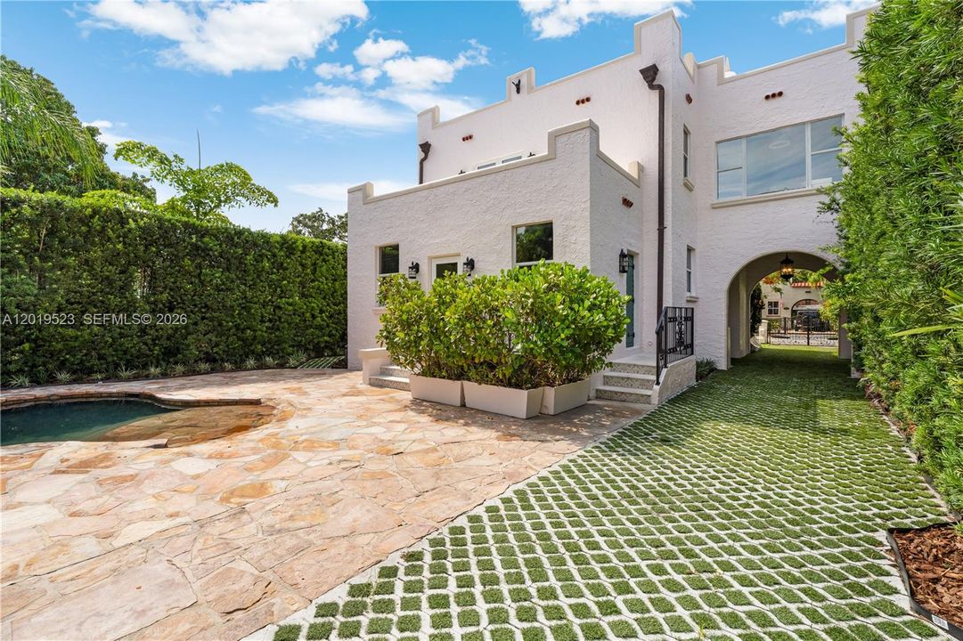 For Sale: $1,800,000 (3 beds, 2 baths, 2006 Square Feet)