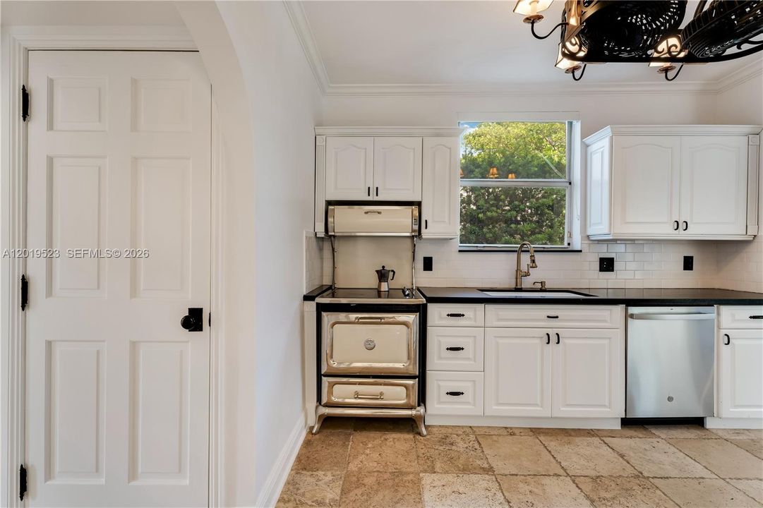 For Sale: $1,800,000 (3 beds, 2 baths, 2006 Square Feet)