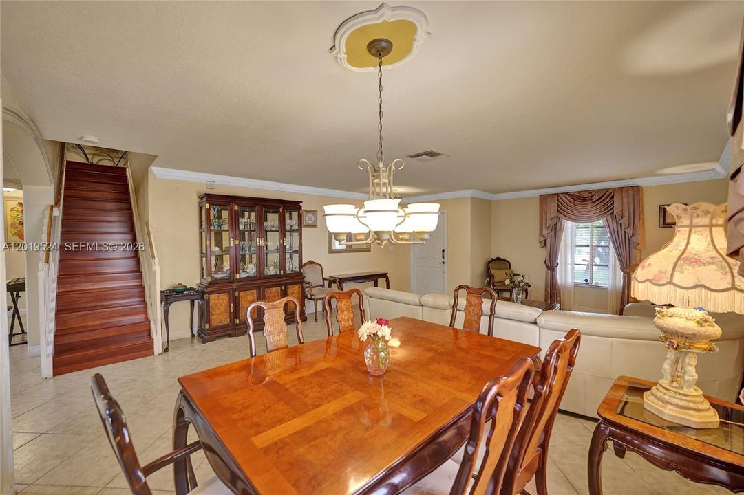 Activo con contrato: $790,000 (5 camas, 3 baños, 2872 Pies cuadrados)