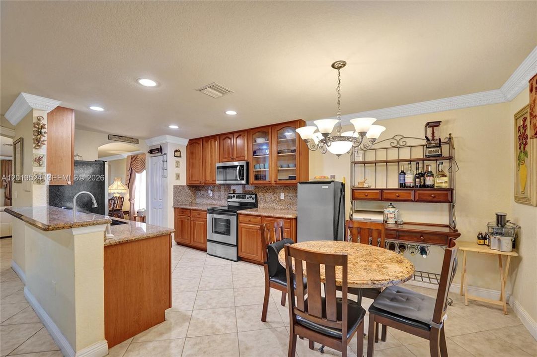 Activo con contrato: $790,000 (5 camas, 3 baños, 2872 Pies cuadrados)