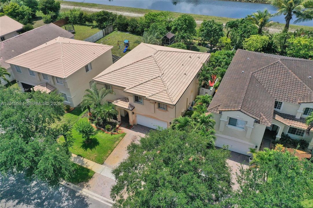 Activo con contrato: $790,000 (5 camas, 3 baños, 2872 Pies cuadrados)