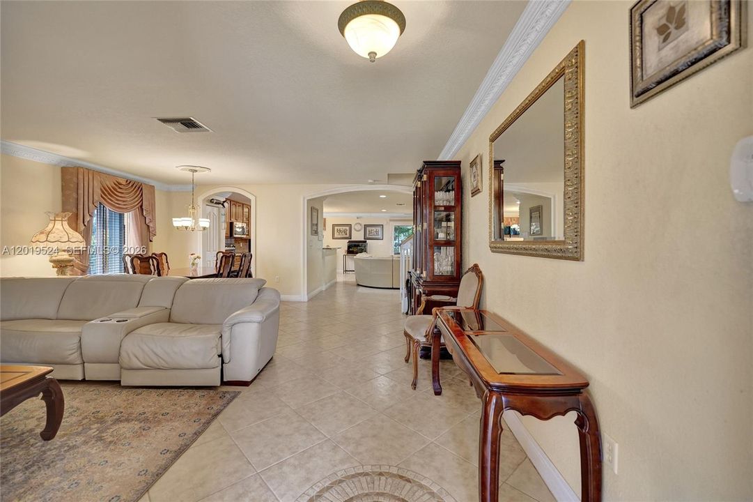 Activo con contrato: $790,000 (5 camas, 3 baños, 2872 Pies cuadrados)