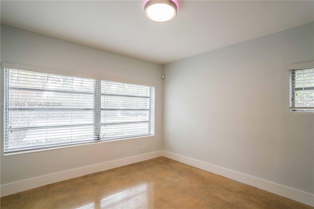 Activo con contrato: $5,600 (3 camas, 3 baños, 2025 Pies cuadrados)