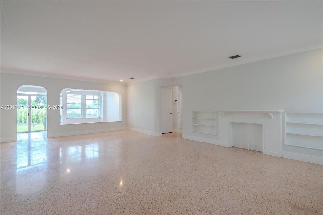 Activo con contrato: $5,600 (3 camas, 3 baños, 2025 Pies cuadrados)
