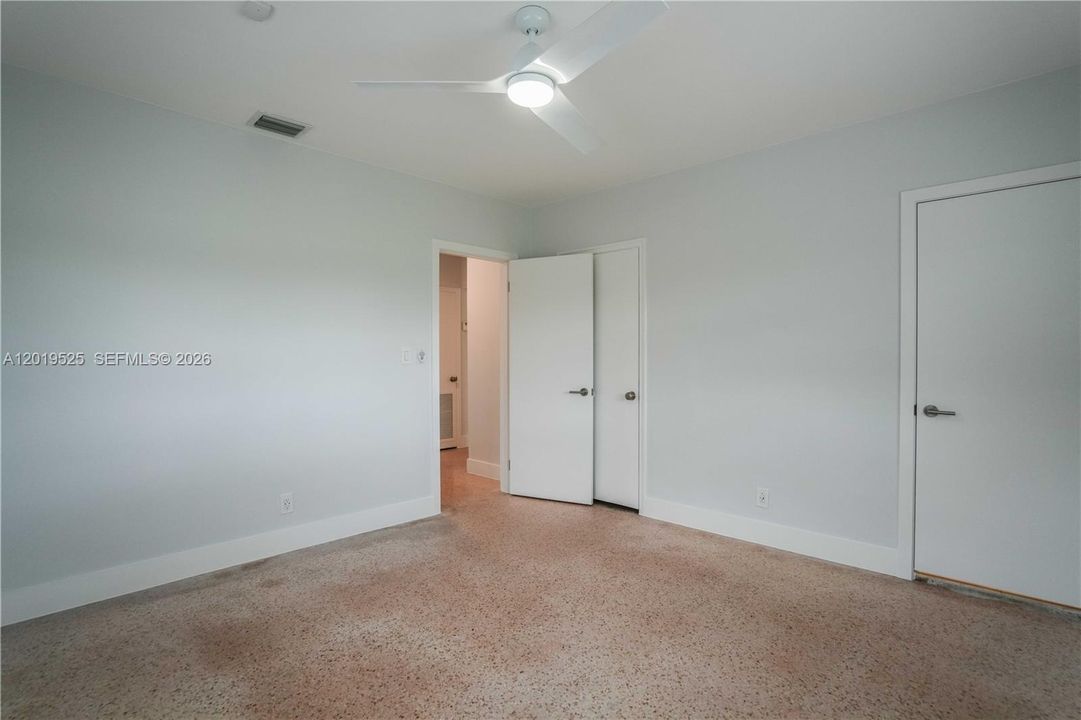 Activo con contrato: $5,600 (3 camas, 3 baños, 2025 Pies cuadrados)