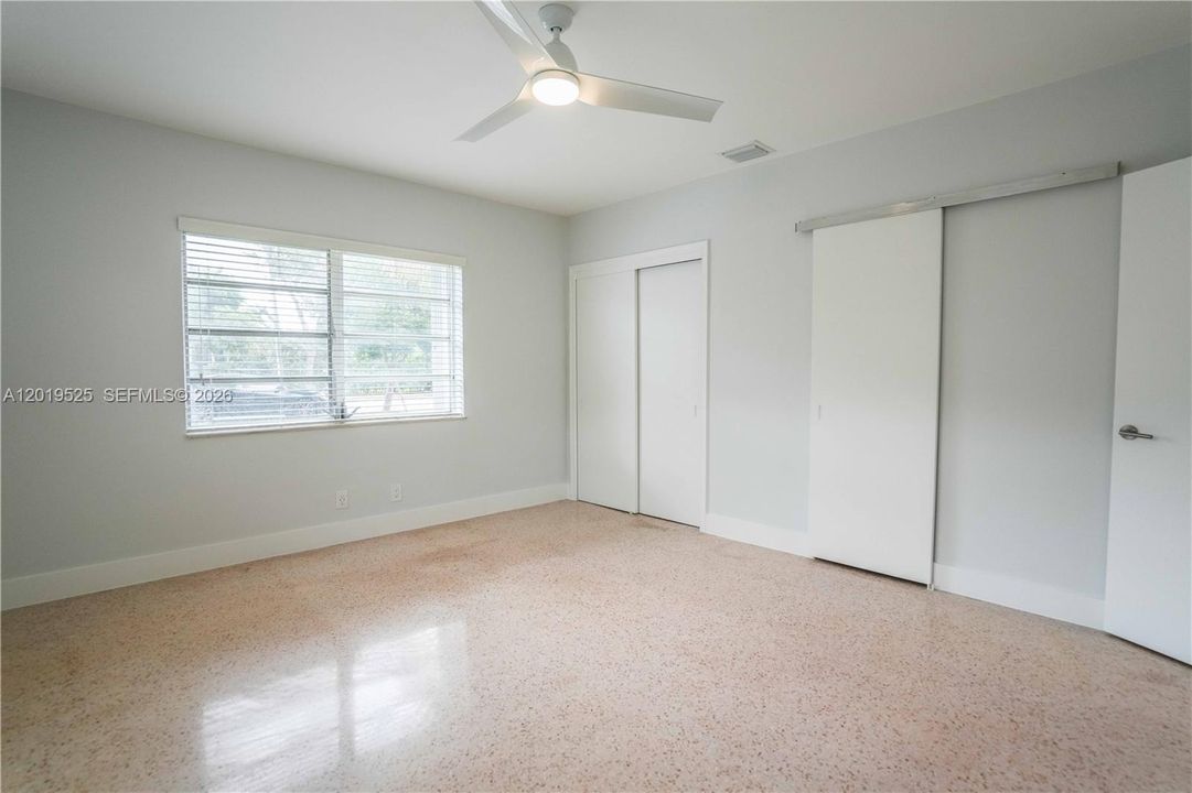 Activo con contrato: $5,600 (3 camas, 3 baños, 2025 Pies cuadrados)