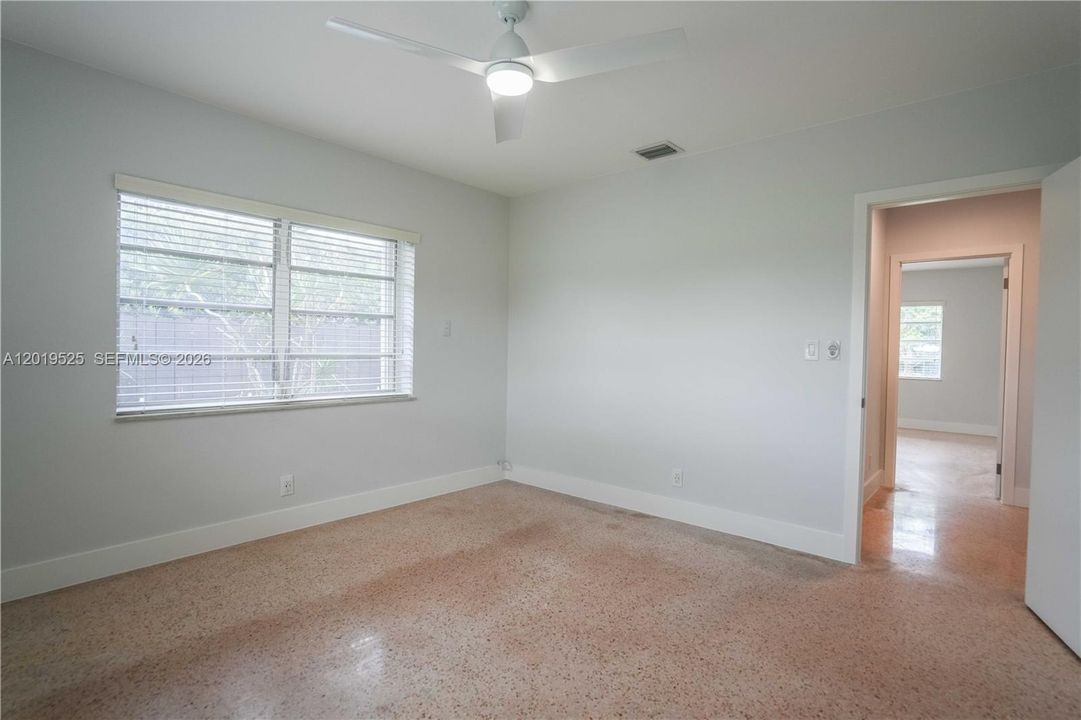 Activo con contrato: $5,600 (3 camas, 3 baños, 2025 Pies cuadrados)