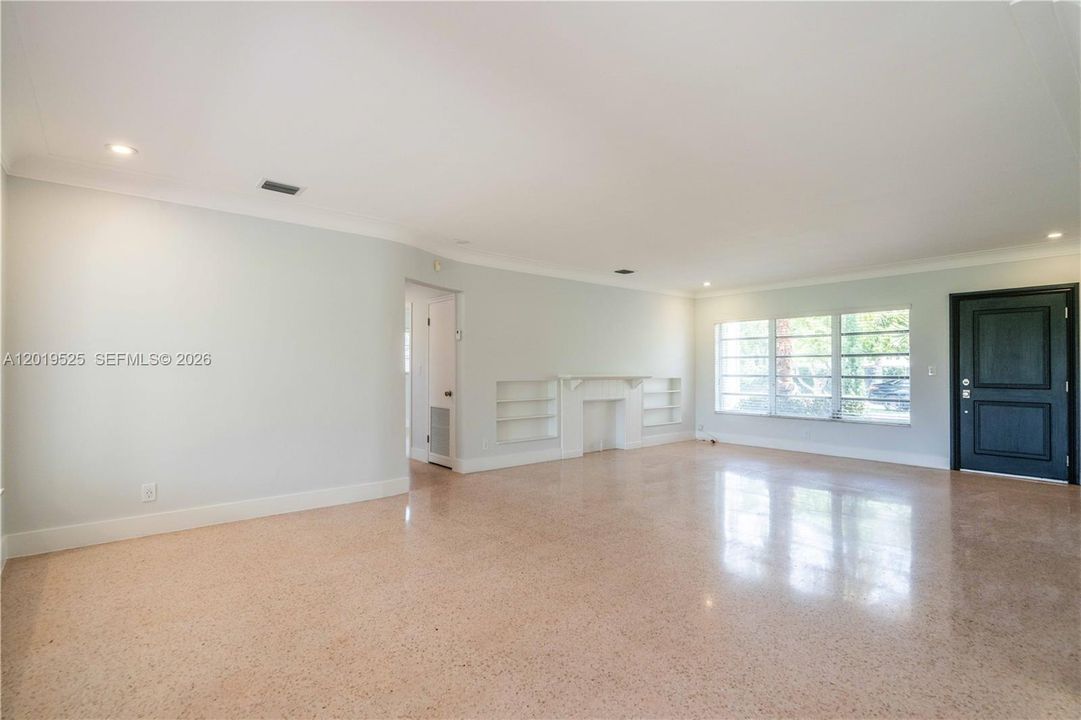 Activo con contrato: $5,600 (3 camas, 3 baños, 2025 Pies cuadrados)