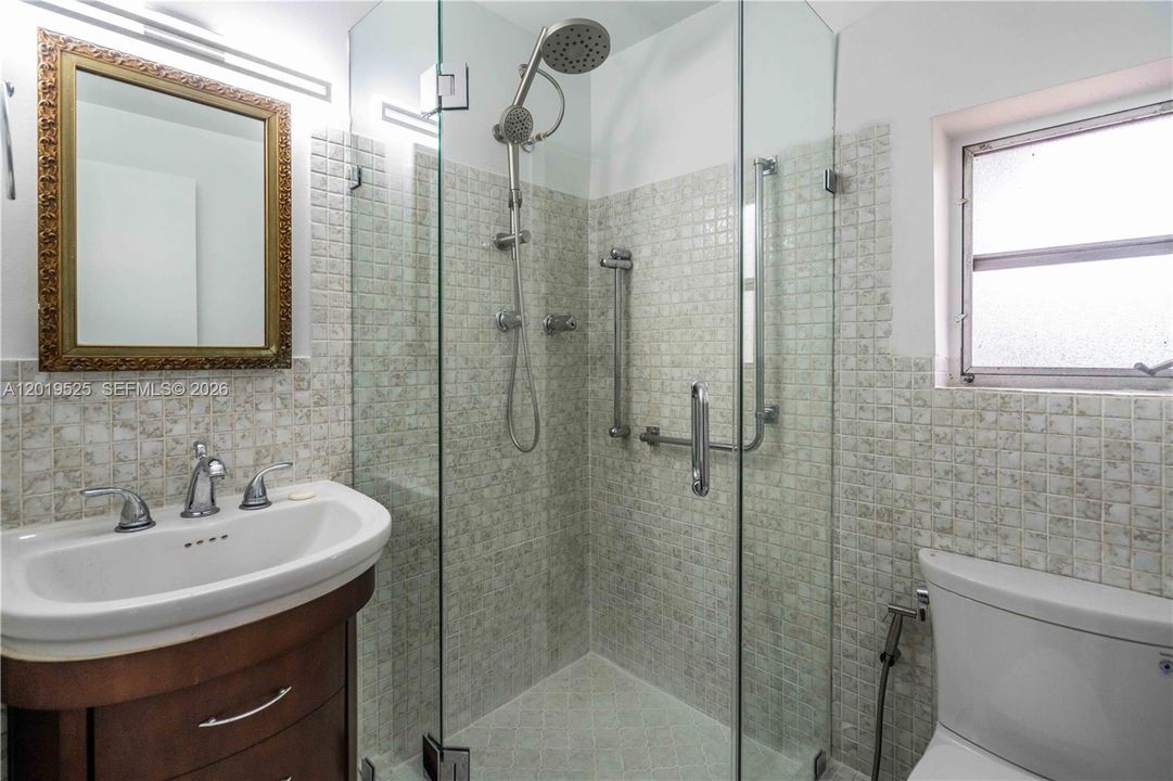 Activo con contrato: $5,600 (3 camas, 3 baños, 2025 Pies cuadrados)