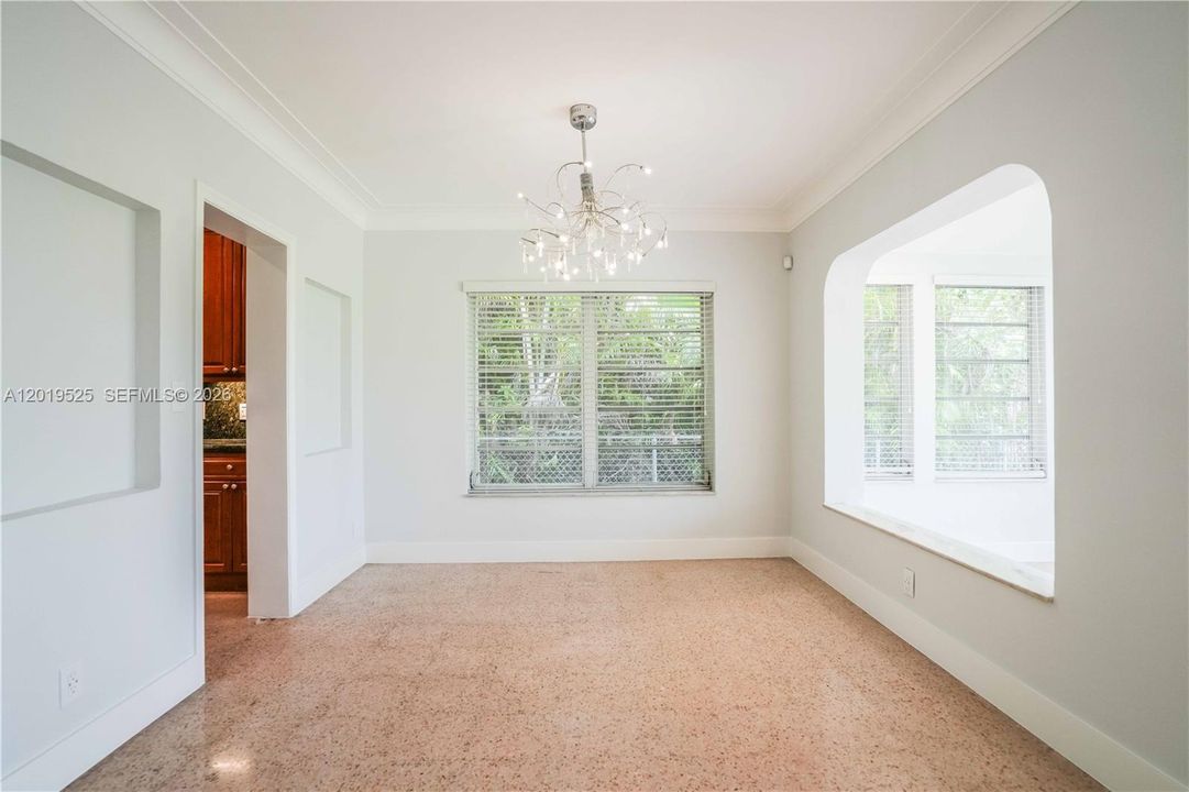 Activo con contrato: $5,600 (3 camas, 3 baños, 2025 Pies cuadrados)