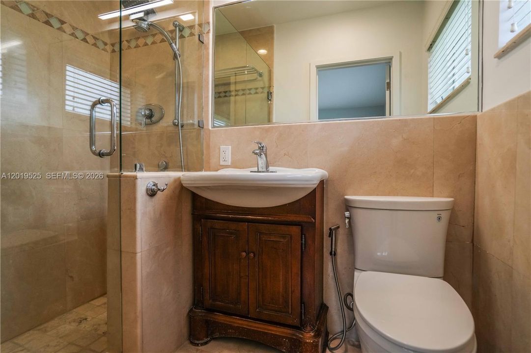 Activo con contrato: $5,600 (3 camas, 3 baños, 2025 Pies cuadrados)