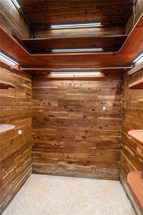 Activo con contrato: $5,600 (3 camas, 3 baños, 2025 Pies cuadrados)
