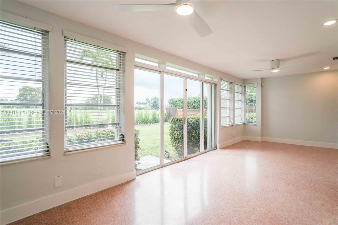 Activo con contrato: $5,600 (3 camas, 3 baños, 2025 Pies cuadrados)