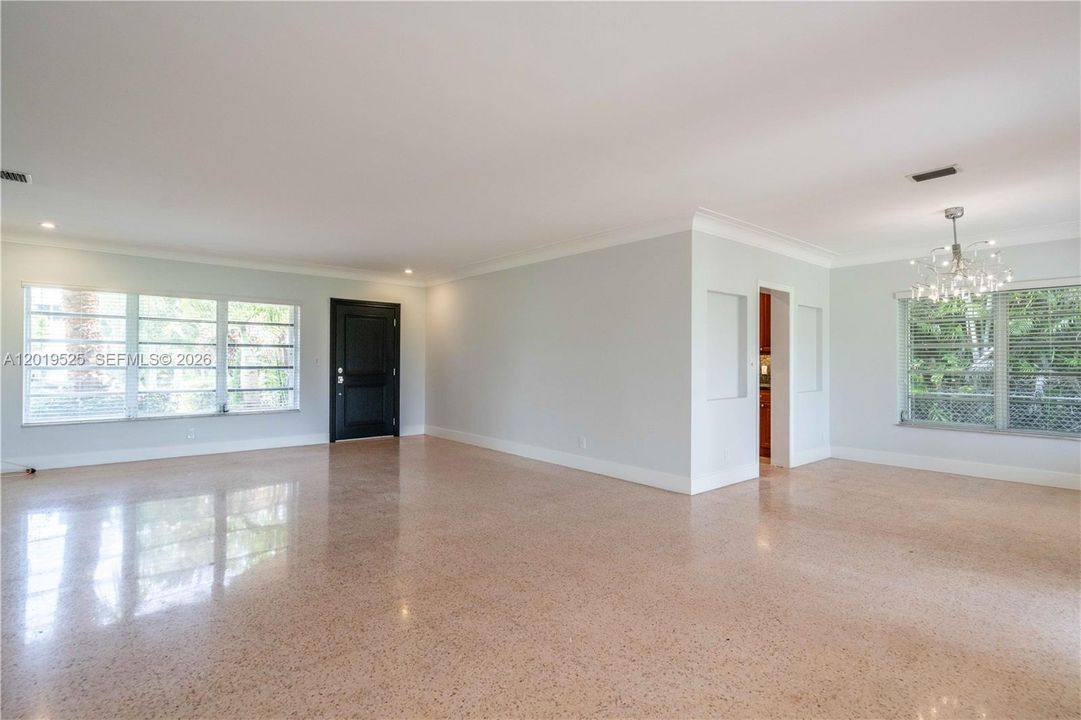 Activo con contrato: $5,600 (3 camas, 3 baños, 2025 Pies cuadrados)