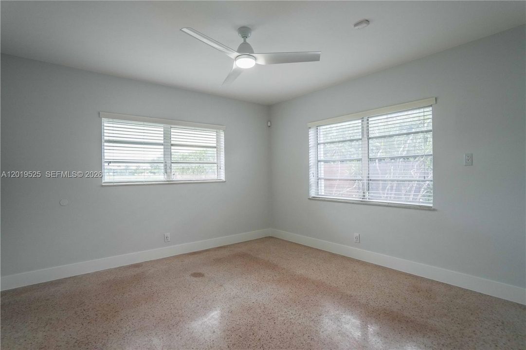 Activo con contrato: $5,600 (3 camas, 3 baños, 2025 Pies cuadrados)