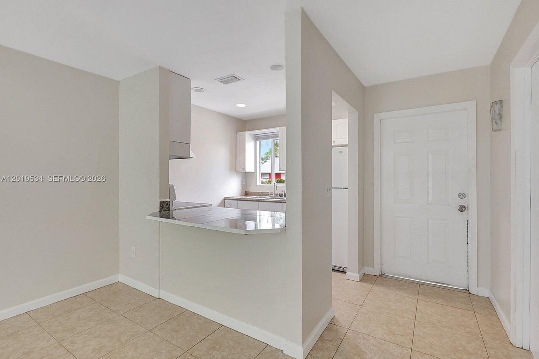 For Rent: $2,100 (2 beds, 2 baths, 800 Square Feet)