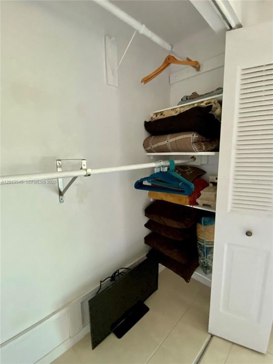 For Sale: $65,000 (1 beds, 1 baths, 570 Square Feet)