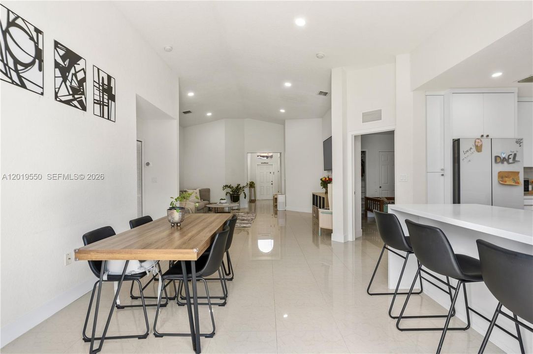 Vendido Recientemente: $625,000 (4 camas, 2 baños, 1620 Pies cuadrados)