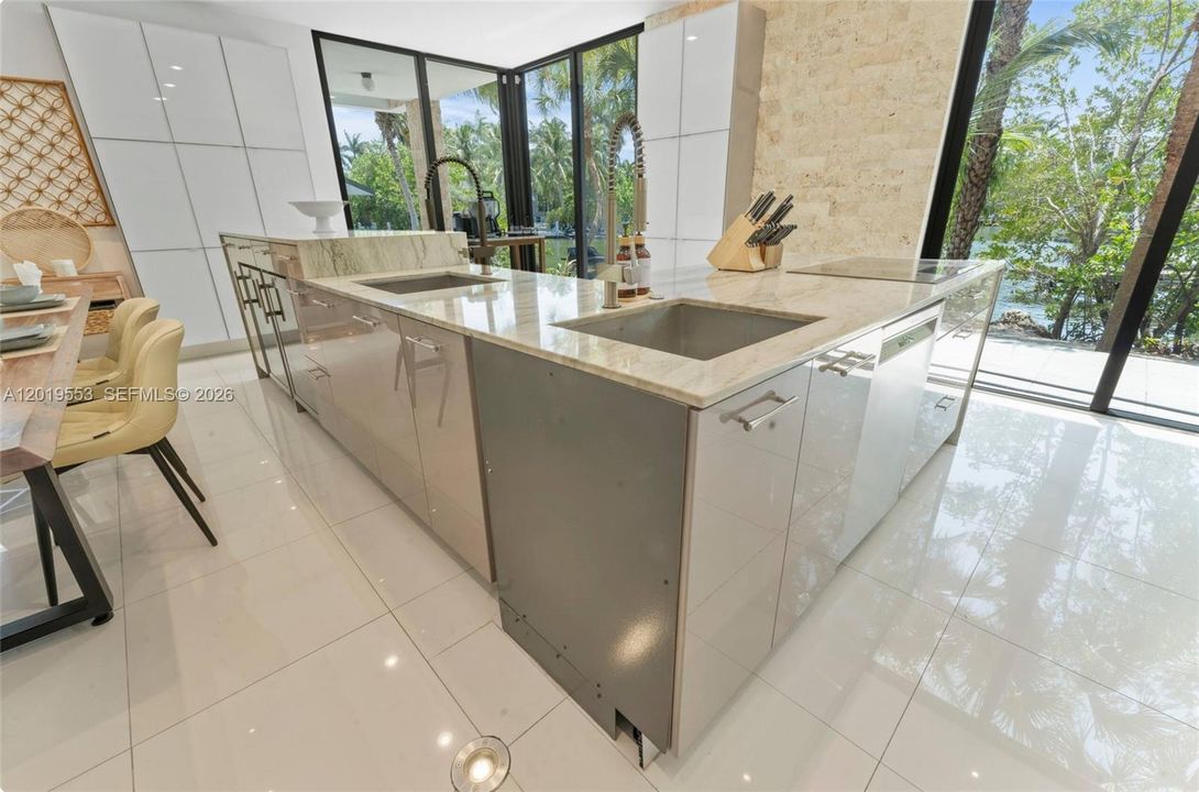 For Sale: $7,900,000 (5 beds, 4 baths, 3255 Square Feet)