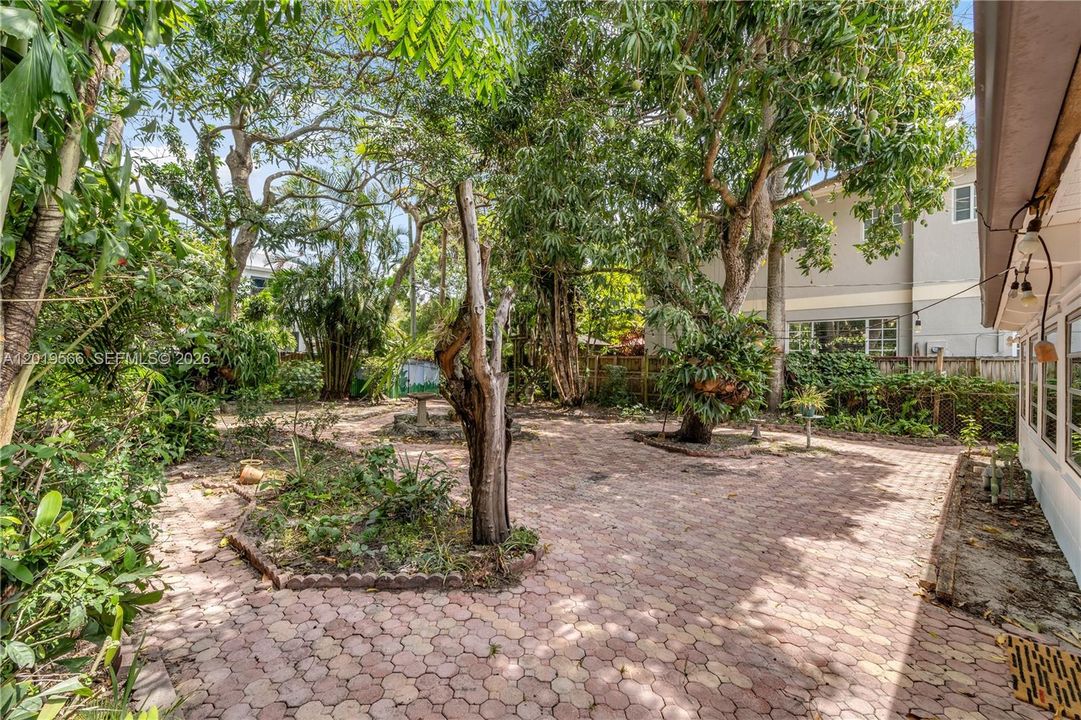 Activo con contrato: $650,000 (3 camas, 2 baños, 1444 Pies cuadrados)