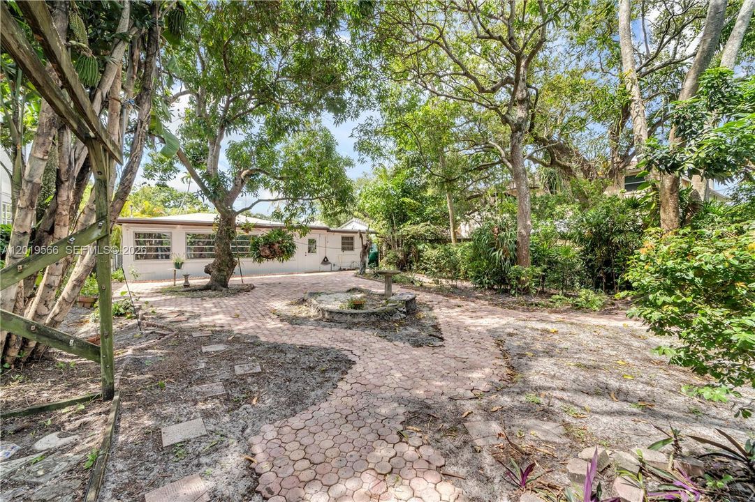 Activo con contrato: $650,000 (3 camas, 2 baños, 1444 Pies cuadrados)