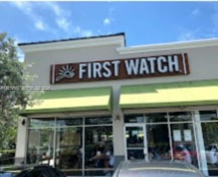 walking distance to Skylake Plaza and stores.