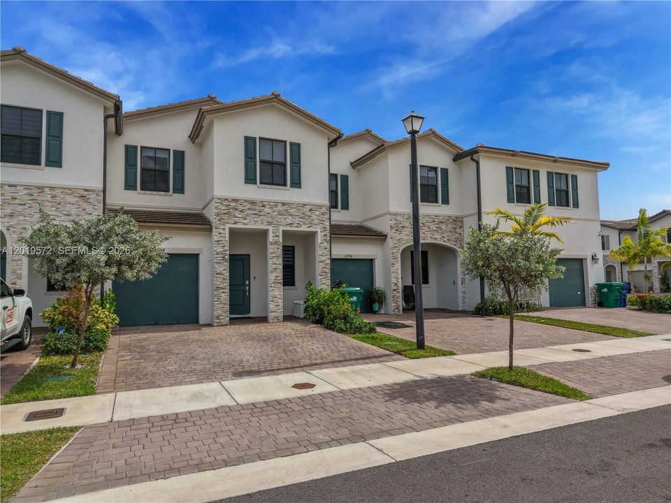 En Venta: $549,900 (4 camas, 2 baños, 1820 Pies cuadrados)