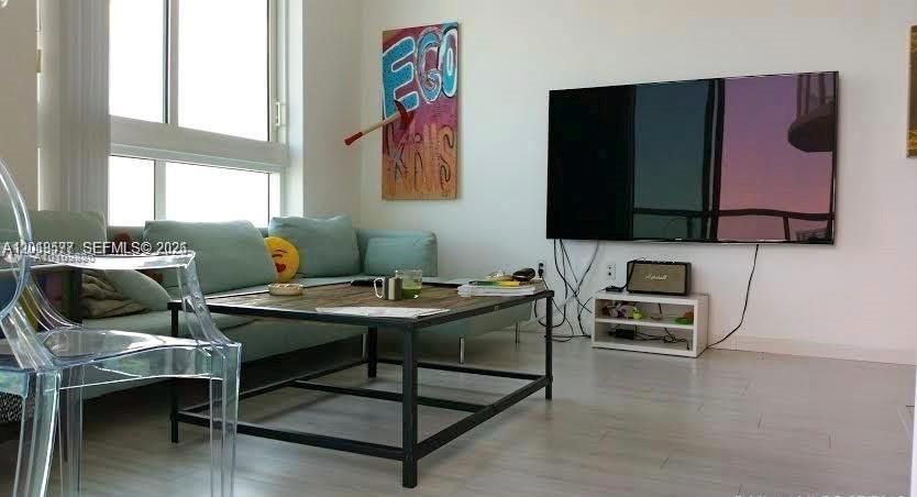 Active With Contract: $3,000 (1 beds, 1 baths, 651 Square Feet)